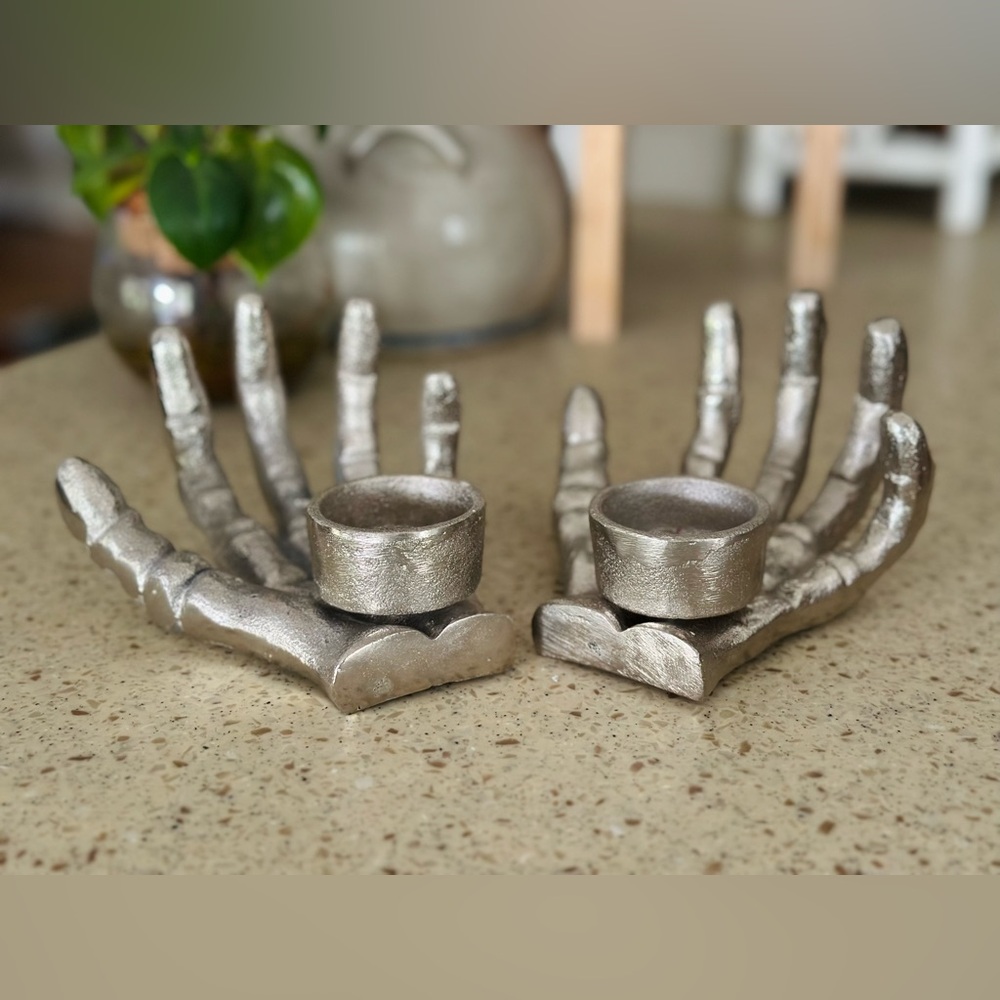 Skeleton hands candle holders - Picture 2 of 10